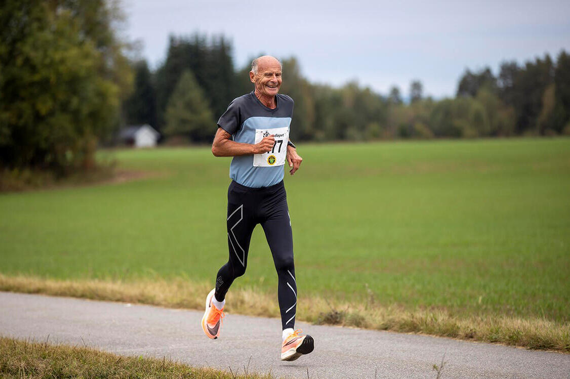 Under Rekordløpet ved Gardermoen i fjor sommer satte Christian Børs Lind norsk 5 km-rekord i klasse 80-84 år med 23.24. (Foto: Bjørn Hytjanstorp) 