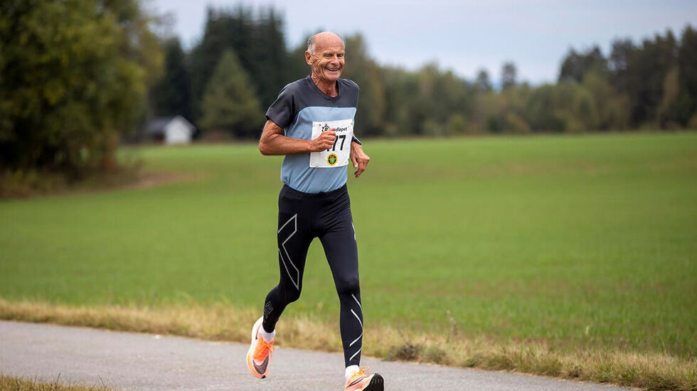 Under Rekordløpet ved Gardermoen i fjor sommer satte Christian Børs Lind norsk 5 km-rekord i klasse 80-84 år med 23.24. (Foto: Bjørn Hytjanstorp)