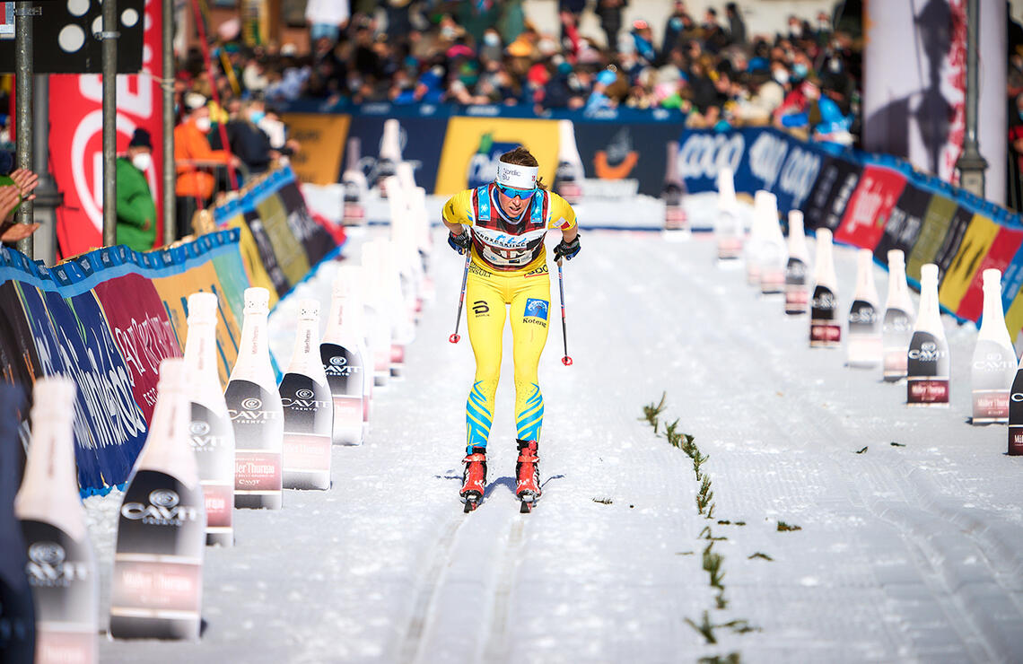 Vi ser Astrid Øyre Slind stake inn til andreplass i årets Marcialonga. Seinere på vinteren gikk hun helt til topps i både Vasaloppet og Birkebeinerrennet. (Foto: Visma Ski Classic) 