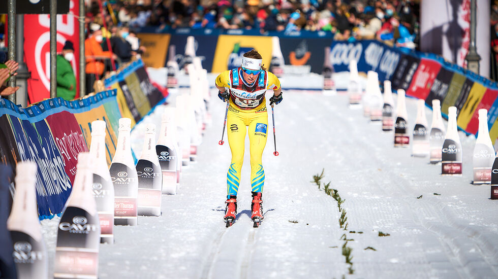 Vi ser Astrid Øyre Slind stake inn til andreplass i årets Marcialonga. Seinere på vinteren gikk hun helt til topps i både Vasaloppet og Birkebeinerrennet. (Foto: Visma Ski Classic)