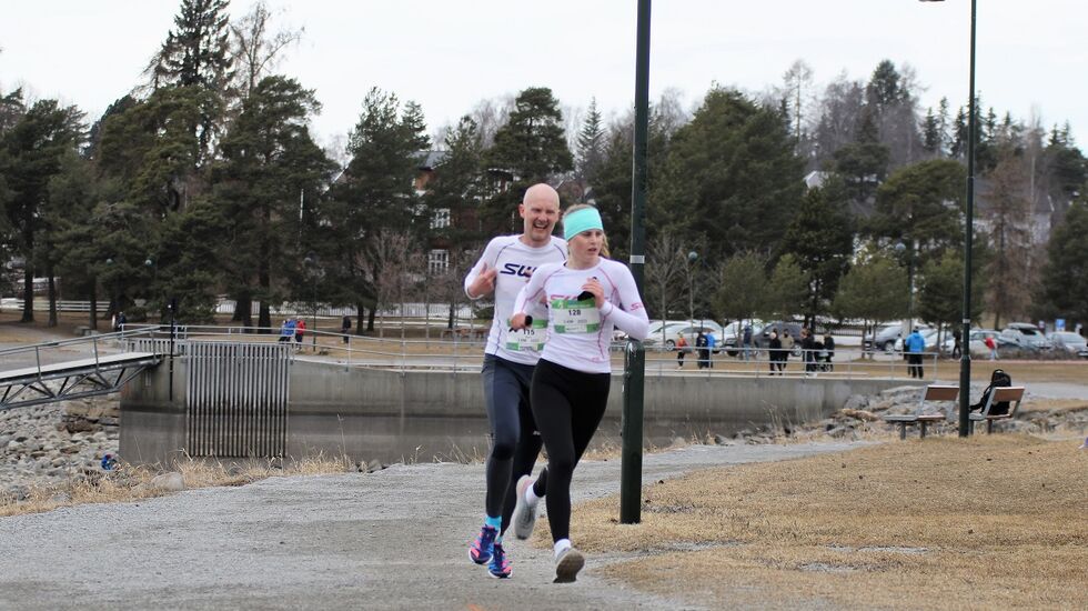 Andrine Slettum Ruud og Kjetil Ørbekk hadde en tett fight på 5 km. (Foto: Rolf Bakken)
