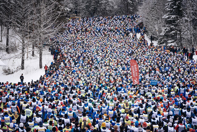 Den første bakken i Vasaloppet kan være en tålmodighetsprøve, ikke minst for de som starter et stykke bak i feltet. (Foto: Visma Ski Classic)