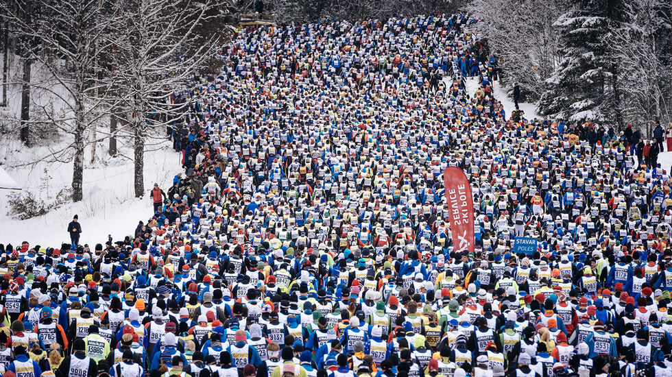 Den første bakken i Vasaloppet kan være en tålmodighetsprøve, ikke minst for de som starter et stykke bak i feltet. (Foto: Visma Ski Classic)