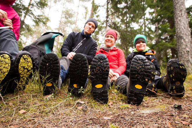 Familie som raster i skogen.