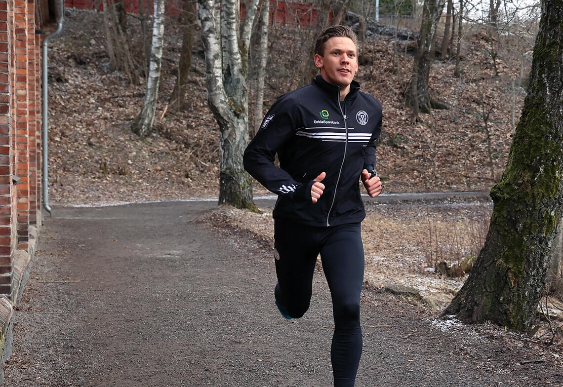 Sebastian Conrad Håkansson er mildt sagt glad i å løpe. Lørdag 2. april 2022 stiller han opp i NM på 100 kilometer i Bergen, med et klart og uttalt håp om å vinne. (Foto: Tom-Arild Hansen)