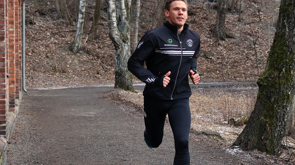 Sebastian Conrad Håkansson er mildt sagt glad i å løpe. Lørdag 2. april 2022 stiller han opp i NM på 100 kilometer i Bergen, med et klart og uttalt håp om å vinne. (Foto: Tom-Arild Hansen)