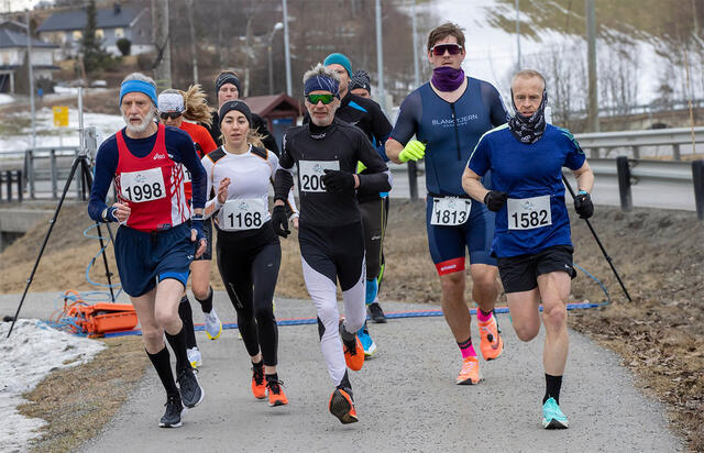 Det var fellesstart for 5 og 10 km-løperne. Noen skulle løpe knappe to og noen knappe fire runder i den temmelig flate løypa på drøye 2,6 km. (Foto: Bjørn Hytjanstorp)