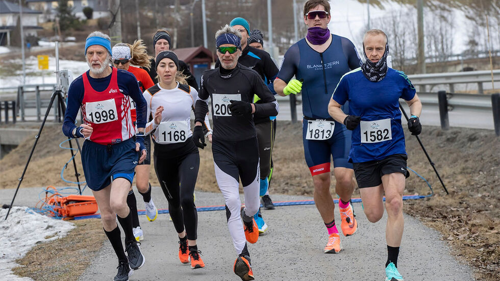 Det var fellesstart for 5 og 10 km-løperne. Noen skulle løpe knappe to og noen knappe fire runder i den temmelig flate løypa på drøye 2,6 km. (Foto: Bjørn Hytjanstorp)