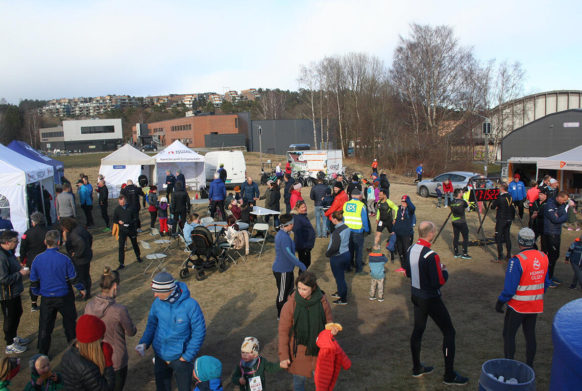 Det var torsdag ettermiddag yrende folkeliv i start- og målområdet under årets første ordinære løp i Terrengkarusellen i Kristiansand. (Foto: Sverre Larsen)