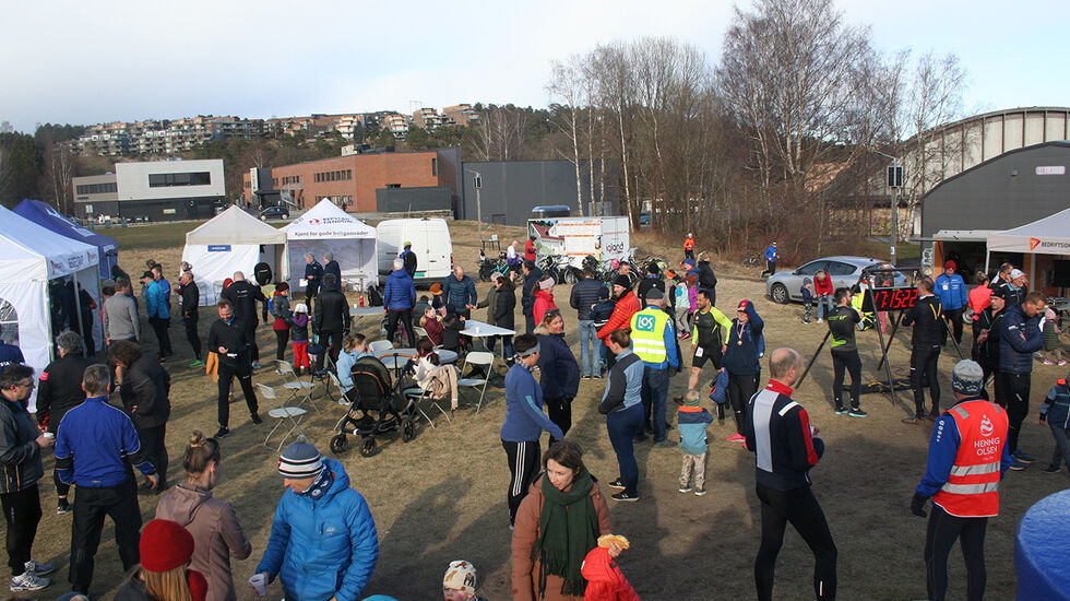 Det var torsdag ettermiddag yrende folkeliv i start- og målområdet under årets første ordinære løp i Terrengkarusellen i Kristiansand. (Foto: Sverre Larsen)