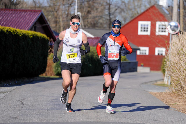 Sebastian Conrad Håkansson og Tor-Aanen Kallekleiv følger hverandre, med lett småprating. Tor-Aanen skal nøye seg med 63 km. (Foto: Arne Dag Myking)