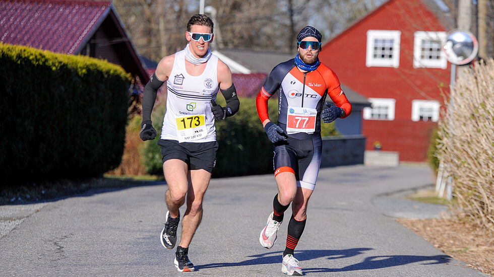 Sebastian Conrad Håkansson og Tor-Aanen Kallekleiv følger hverandre, med lett småprating. Tor-Aanen skal nøye seg med 63 km. (Foto: Arne Dag Myking)