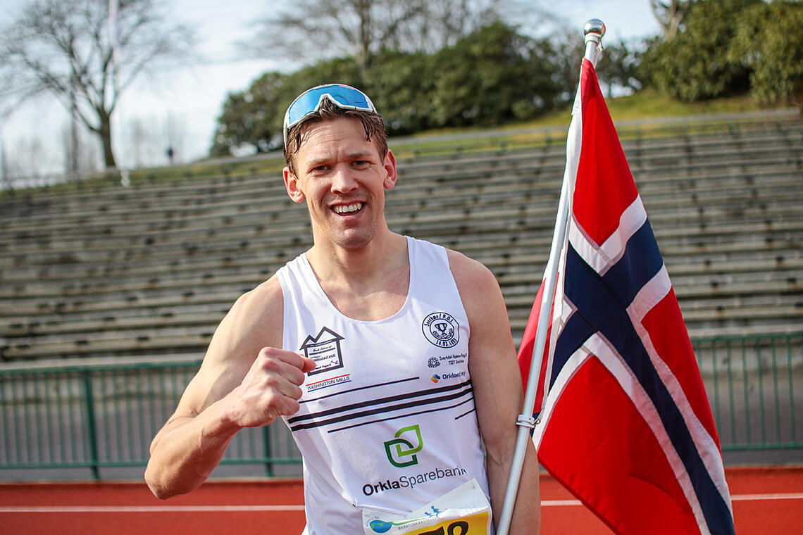 Sebastian Conrad Håkansson kan juble over å ha satt ny norsk rekord på 100 kilometer. (Foto: Arne Dag Myking)