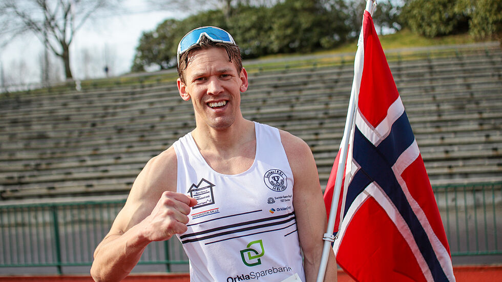 Sebastian Conrad Håkansson kan juble over å ha satt ny norsk rekord på 100 kilometer. (Foto: Arne Dag Myking)