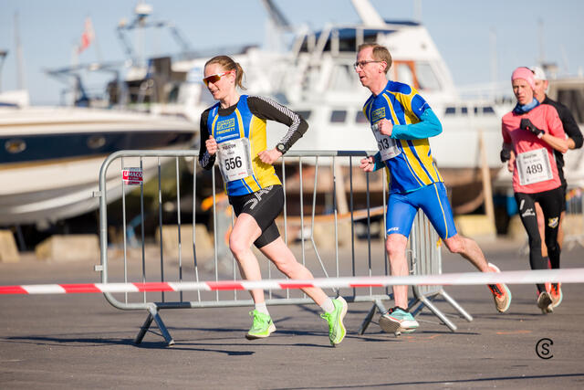 Halvmaratonvinner Heidi Pharo i fint driv langs bryggene i Holmestrand. Klubbkompis fra Bøler IF Friidrett Øyvind Mehus Sjursen har hengt seg i rygg. (Alle foto: Sylvain Cavatz) Halvmaratonvinner Heidi Pharo i fint driv langs bryggene i Holmestrand. Klubbkompis fra Bøler IF Friidrett Øyvind Mehus Sjursen har hengt seg i rygg. (Alle foto: Sylvain Cavatz)