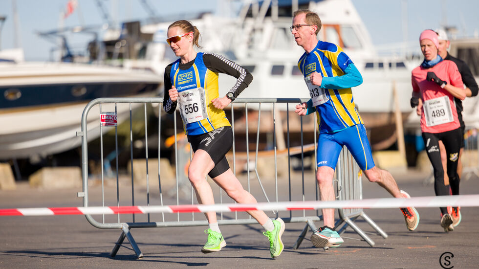 Halvmaratonvinner Heidi Pharo i fint driv langs bryggene i Holmestrand. Klubbkompis fra Bøler IF Friidrett Øyvind Mehus Sjursen har hengt seg i rygg. (Alle foto: Sylvain Cavatz)