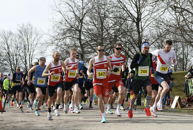 Inkluderer vi barneløpet, så var det totalt 410 fullførende deltakere i Fredrikstadløpet på søndag. Her går starten for halvmaraton. (Foto: Bjørn Johannessen)