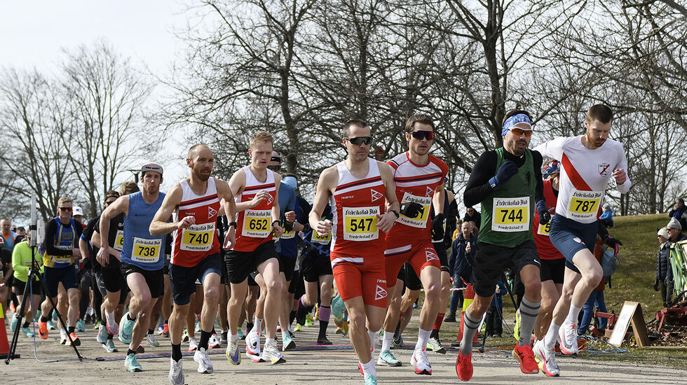 Inkluderer vi barneløpet, så var det totalt 410 fullførende deltakere i Fredrikstadløpet på søndag. Her går starten for halvmaraton. (Foto: Bjørn Johannessen)