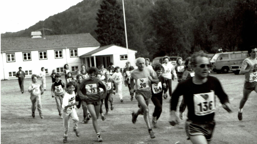 I jubileumsåret håpar Mjøsdalen på at folk igjen skal koma i store flokkar til Hosanger Montessoriskule – både gåande og springande.