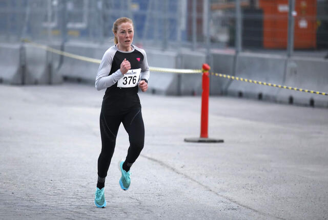 Eli Anne Dvergsdal løp imponerende godt og var ikke langt unna 33-tallet på mila da hun vant Industriløpet på Stord. Men klokka stoppet på 34:03. (Alle foto: arrangøren)