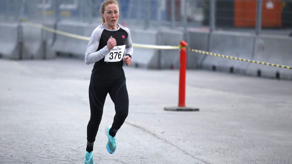 Eli Anne Dvergsdal løp imponerende godt og var ikke langt unna 33-tallet på mila da hun vant Industriløpet på Stord. Men klokka stoppet på 34:03. (Alle foto: arrangøren)