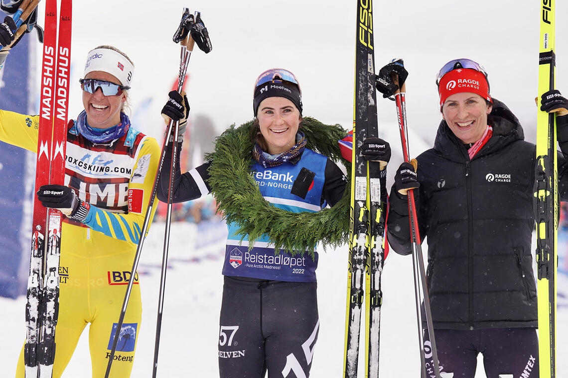 Marit Bjørgen (til høyre) kom på 2. plass bak Ebba Andersson (midten), mens Astrid Øyre Slind sikret 3. plassen i Reistadløpet. (Alle foto: Visma Ski Classics/Magnus Östh)