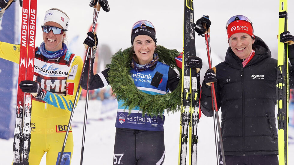 Marit Bjørgen (til høyre) kom på 2. plass bak Ebba Andersson (midten), mens Astrid Øyre Slind sikret 3. plassen i Reistadløpet. (Alle foto: Visma Ski Classics/Magnus Östh)