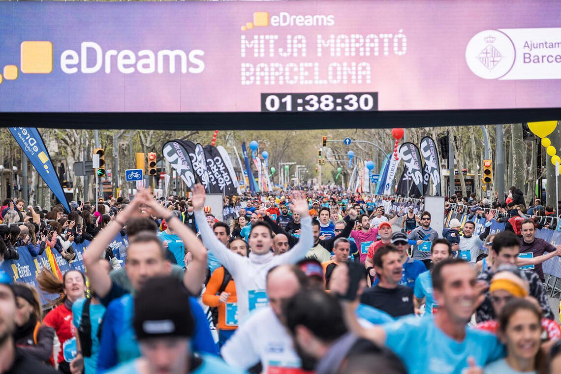 Det var folksomt i gatene da Barcelona Halvmaraton ble arrangert søndag. (Alle foto: arrangøren)