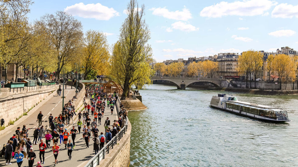 Fra årets Paris Marathon og den delen av løypa som går langs Seinen (Foto: Paris Marathon/Facebook)