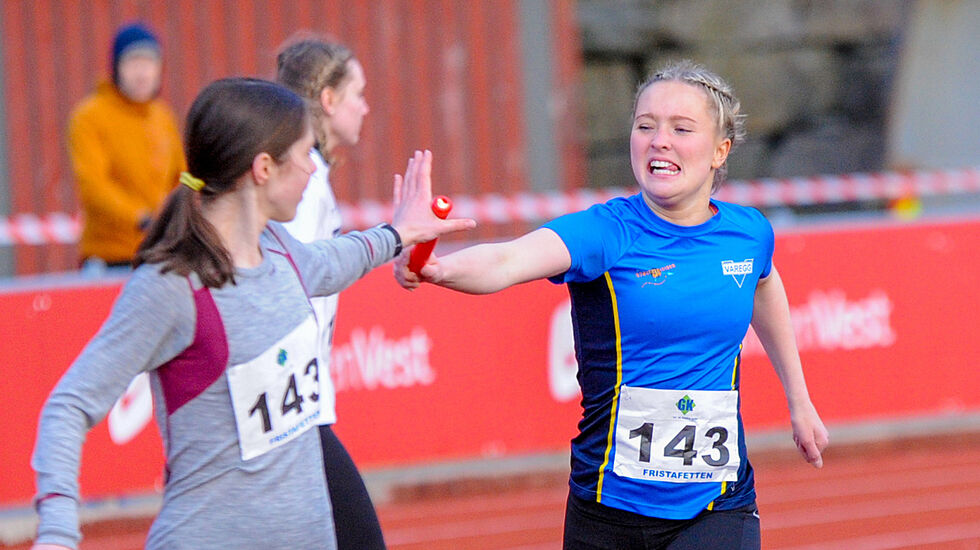 Thea C. Knutsen har gitt Varegg en god ledelse da hun leverer pinnen til Alexandra Irgens på første veksling. (Alle foto: Arne Dag Myking)