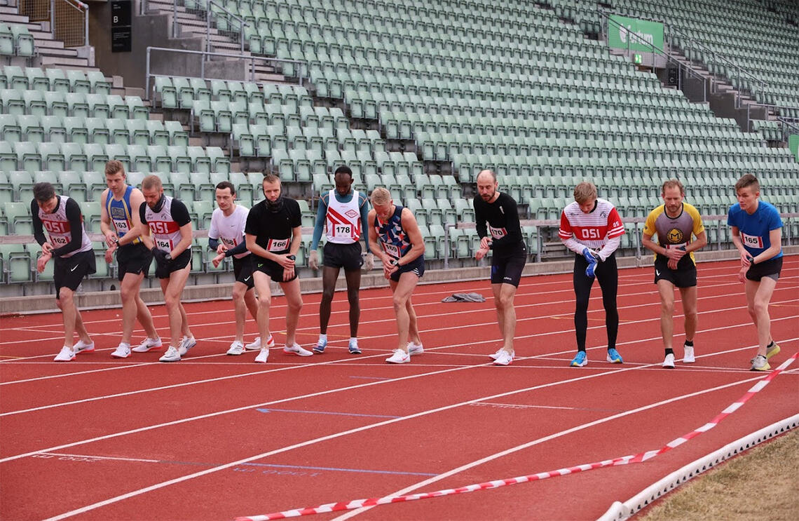 Løperne i det antatt raskeste heatet er klar til å løpe tolv og en halv runde på Bislett. (Foto: arrangøren) 