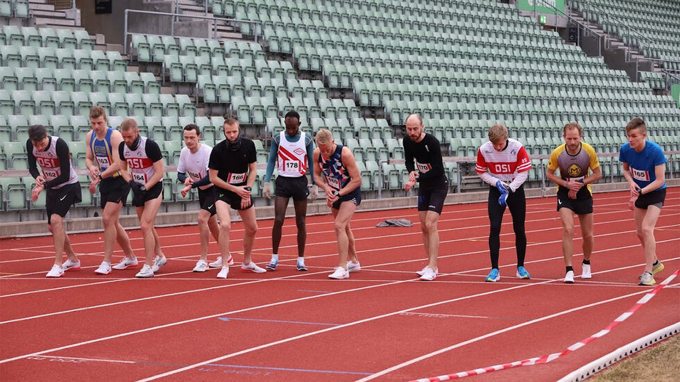 Løperne i det antatt raskeste heatet er klar til å løpe tolv og en halv runde på Bislett. (Foto: arrangøren) 