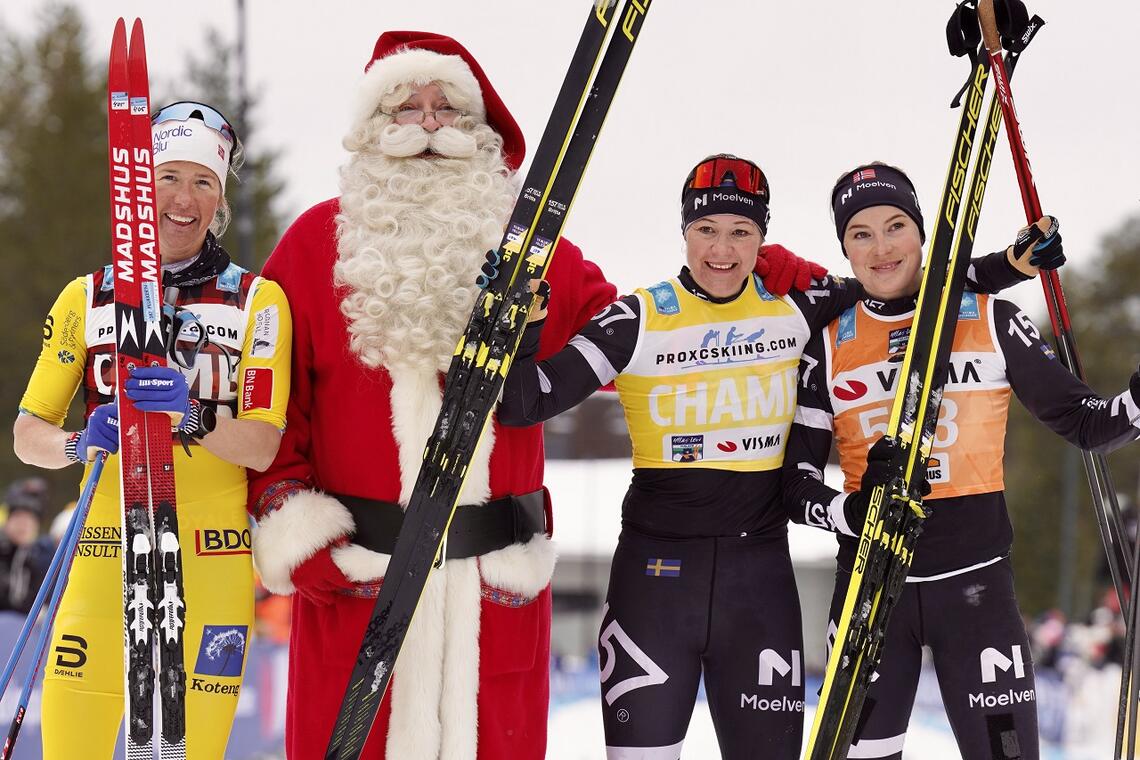 De tre beste damene sammen med nissen i Finland lørdag (fra v.): Astrid Øyre Slind, Britta Johansson Norgren og Thea Krokan Murud. (Foto: Visma Ski Classics/Magnus Östh)