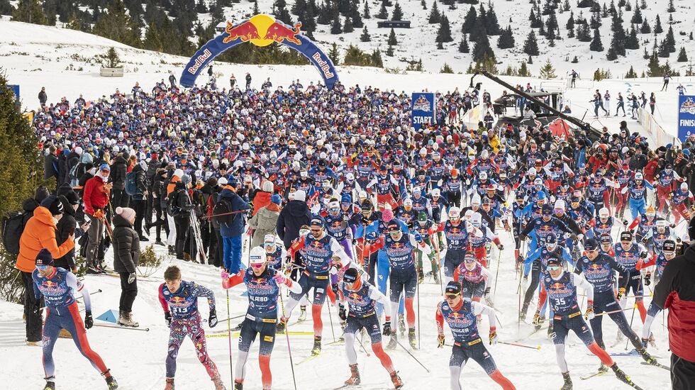 Det var tett felt som stertet i motvinden på Pellestova lørdag. (Foto: Daniel Tengs/Red Bull Content Pool)