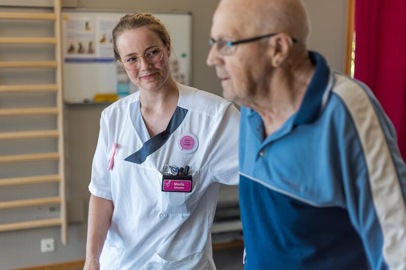 Bilde av sykepleier Marita sammen med en pasient. Foto: Melhus kommune