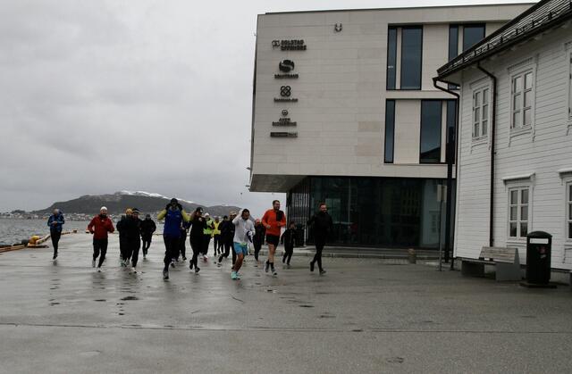 Starten er heilt ute på Skansekaia. Valderøya i bakgrunnen