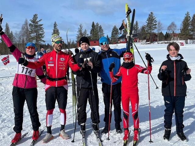 Denne gjengen fullførte Munksjørennet med stil og humør palmesøndag: (fra venstre): Mona Dahle, Simen Sanderlien, Mats Dahle, Morten Bakken, Sara Sanderlien og Sondre Mørch Bakken. (Foto: Tone Sanderlien)