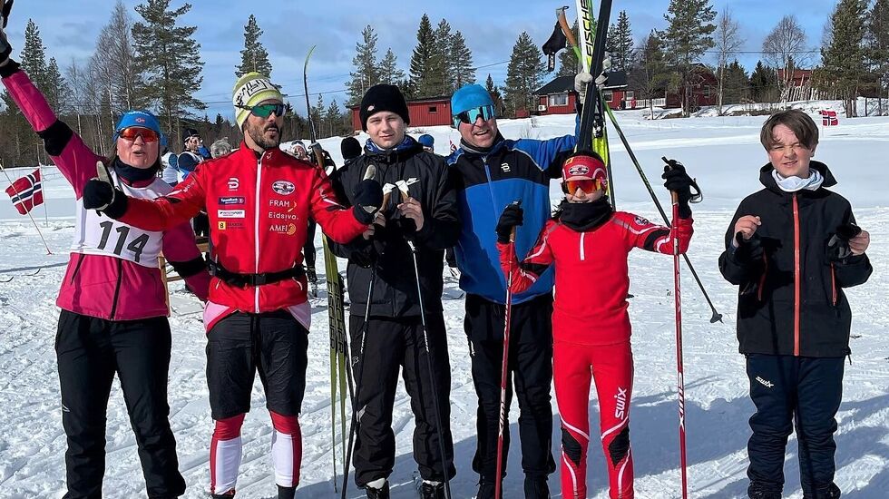 Denne gjengen fullførte Munksjørennet med stil og humør palmesøndag: (fra venstre): Mona Dahle, Simen Sanderlien, Mats Dahle, Morten Bakken, Sara Sanderlien og Sondre Mørch Bakken. (Foto: Tone Sanderlien)