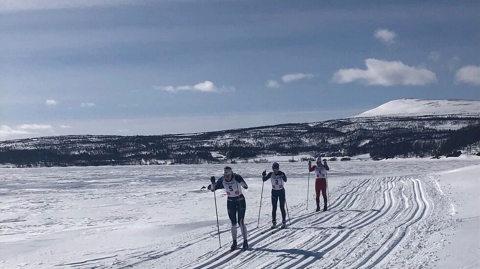 Fra rett etter starten på Narsjøen (fra v.) Pauline Sjøvold, Ragnhild Bolstad og Einar Femundshytten Nyvoll. (Foto: Marit Haugen)