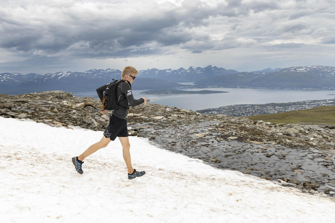 NM terrengultra arrangeres i Tromsø i 2023, og selv om løpet arrangeres i august er det fare for litt snø i fjellet - som her fra Tromsø Mountain Ultra  i 2020. (Foto: Zoltan Tot)