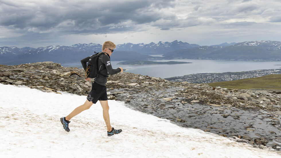 NM terrengultra arrangeres i Tromsø i 2023, og selv om løpet arrangeres i august er det fare for litt snø i fjellet - som her fra Tromsø Mountain Ultra  i 2020. (Foto: Zoltan Tot)