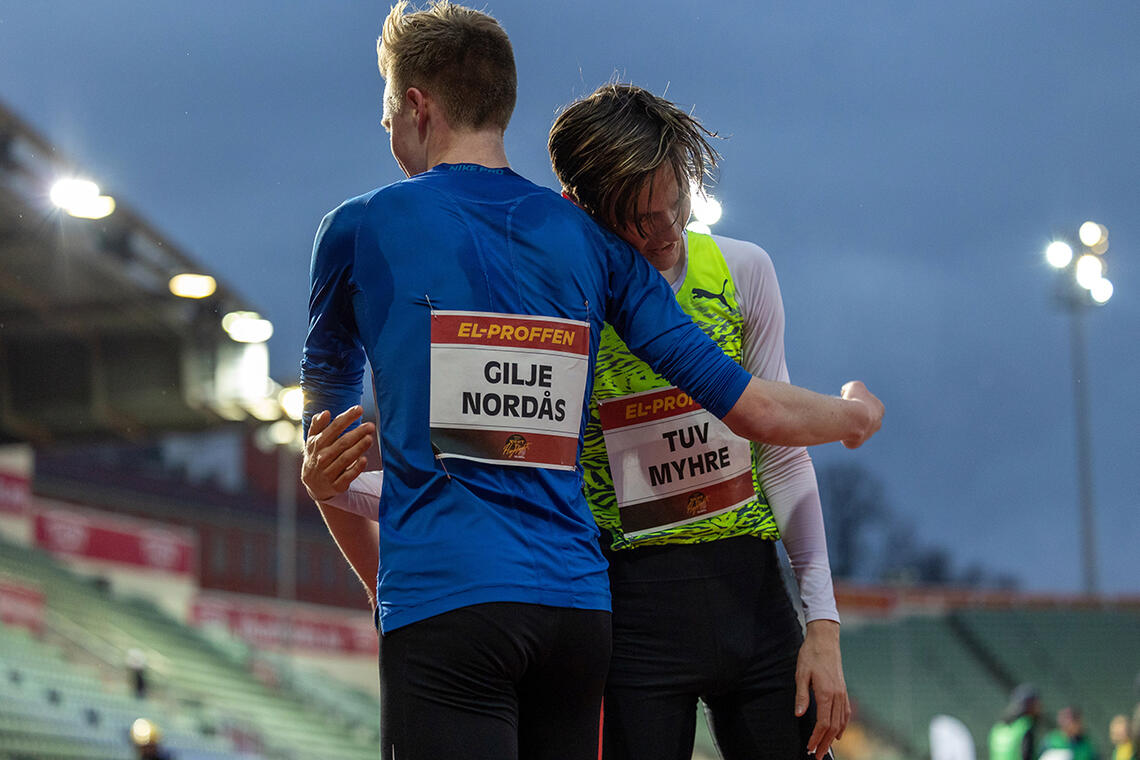 Narve Gilje Nordås og Magnus Tuv Myhre gratulerer hverandre med gode løp etter 10000 meter under Night of Highlights på Bislett stadion. (Foto: Samuel Hafsahl)