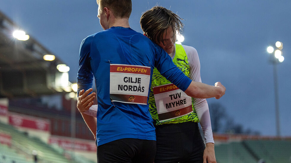 Narve Gilje Nordås og Magnus Tuv Myhre gratulerer hverandre med gode løp etter 10000 meter under Night of Highlights på Bislett stadion. (Foto: Samuel Hafsahl)