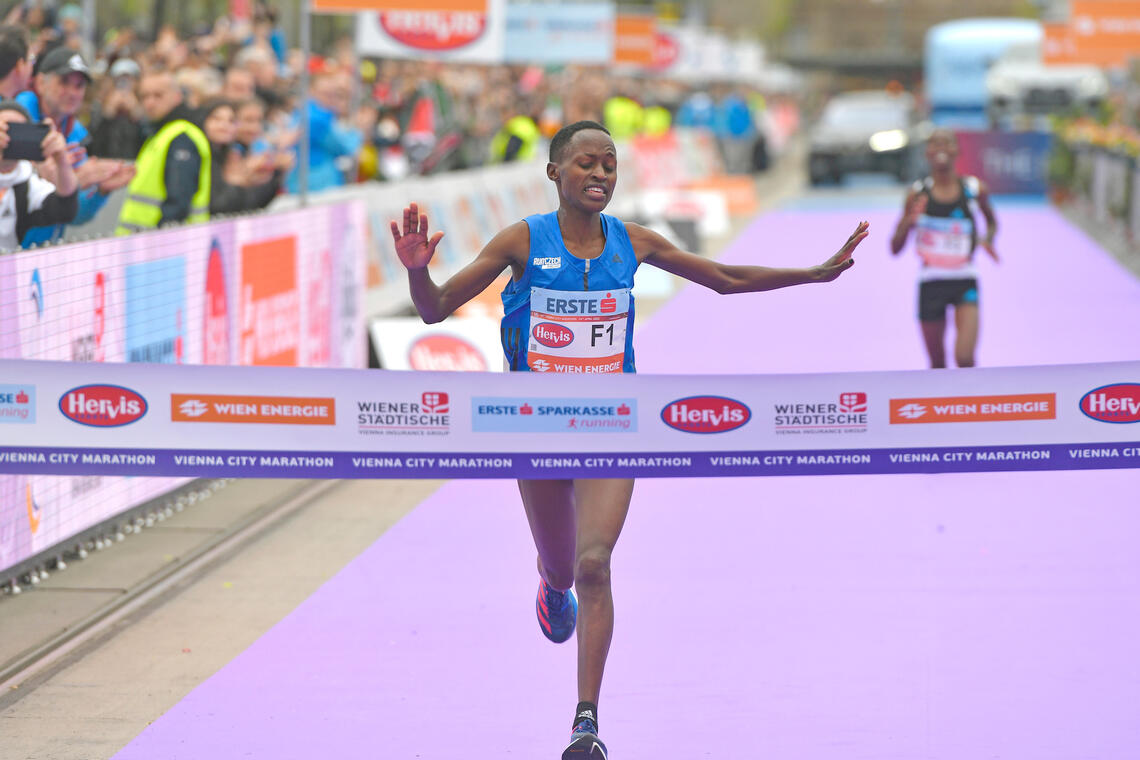 Kenyanske Vibian Chepkirui vinner Wien Maraton på ny løyperekord. (Foto: VCM / Herbert Neubauer)