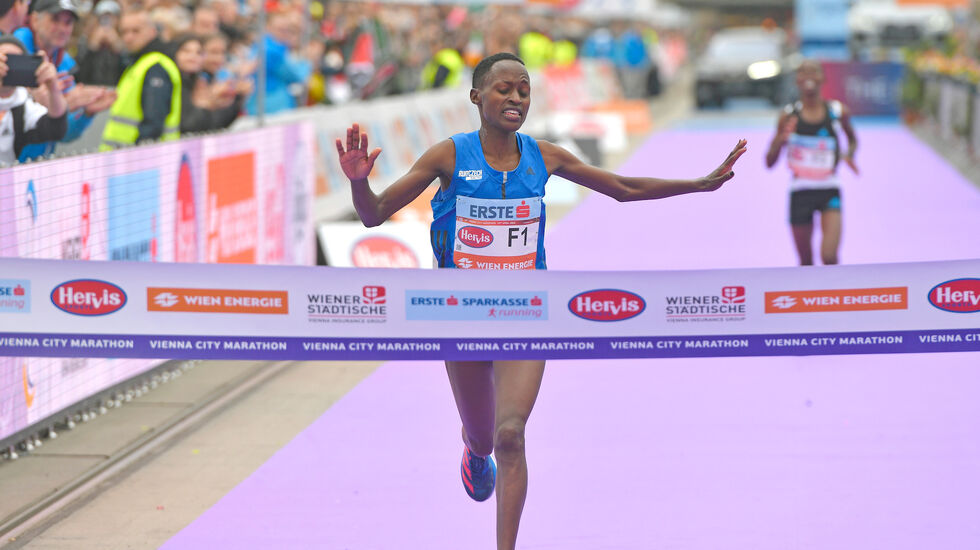 Kenyanske Vibian Chepkirui vinner Wien Maraton på ny løyperekord. (Foto: VCM / Herbert Neubauer)