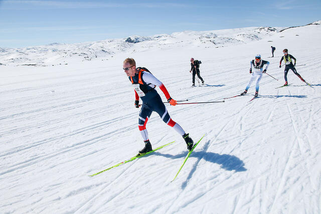 Bjørn Dæhlie kommer her i fint driv rundt halvveis i Skarverennet, han vinner aldersklassen sin klart. (Alle foto: Arne Dag Myking)