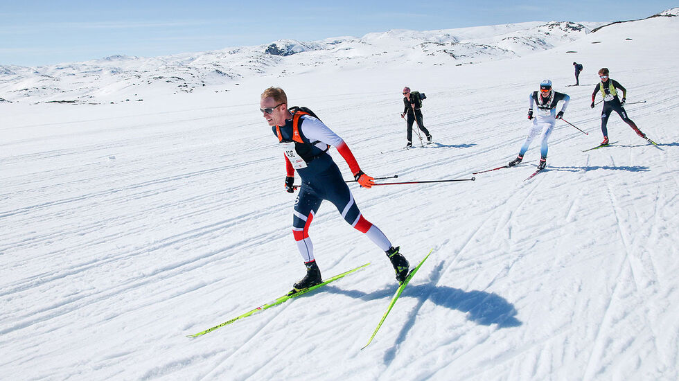 Bjørn Dæhlie kommer her i fint driv rundt halvveis i Skarverennet, han vinner aldersklassen sin klart. (Alle foto: Arne Dag Myking)