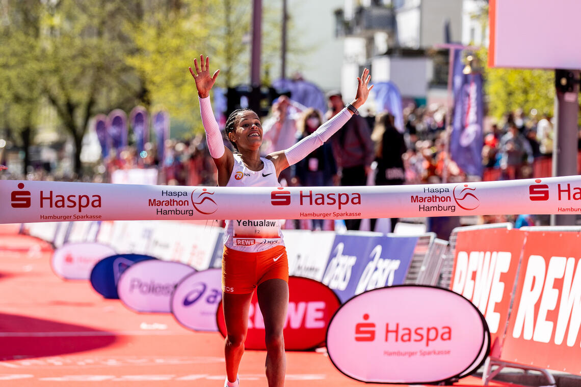 Yalemzerf Yehualaw da hun debuterte med å vinne Hamburg Marathon på 2:17:03 i april i fjor. (Foto: Haspa Marathon Hamburg / Hoch Zwei)