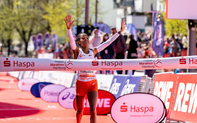Yalemzerf Yehualaw da hun debuterte med å vinne Hamburg Marathon på 2:17:03 i april i fjor. (Foto: Haspa Marathon Hamburg / Hoch Zwei)