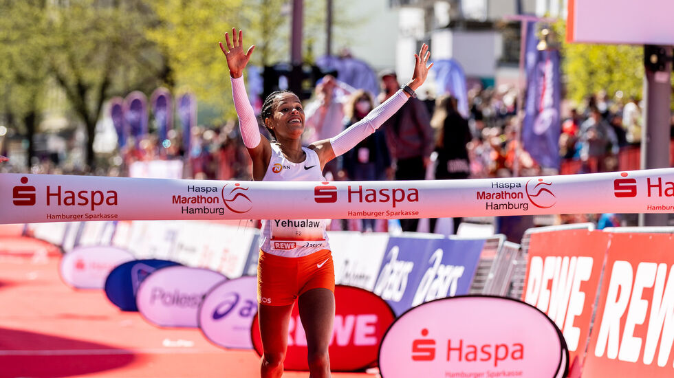 Yalemzerf Yehualaw passerer målstreken som vinner av Marathon Hamburg. (Foto: Haspa Marathon Hamburg / Hoch Zwei)